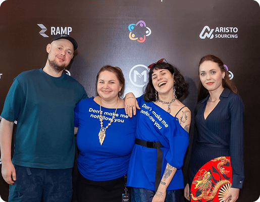 Photo de groupe de quatre membres de l'équipe Collaborator posant ensemble lors du Sommet SEO Mastery 2025