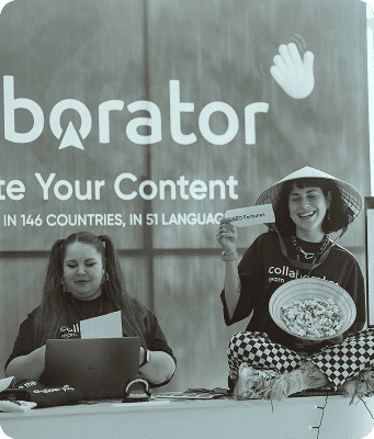 Photo en noir et blanc du stand de Collaborator au sommet SEO Mastery, avec des membres de l'équipe interagissant avec des visiteurs, et la marque de l'entreprise et des informations sur les services de distribution de contenu visibles en arrière-plan