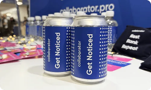 Canettes aux couleurs de Collaborator exposées sur le stand lors du BrightonSEO 2025.