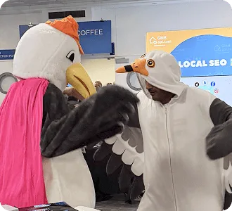 Deux mascottes mouettes sur le stand de Collaborator lors du BrightonSEO 2025.