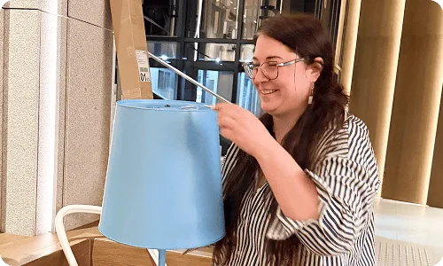 Membre de l’équipe Collaborator installant une lampe aux couleurs de la marque au Baltic-Nordic SEO Summit 2026.