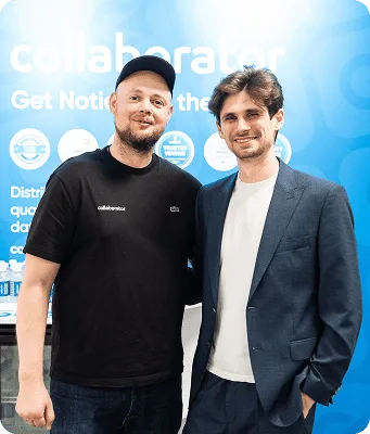 Les fondateurs de Collaborator posant ensemble sur le stand du BrightonSEO 2026.