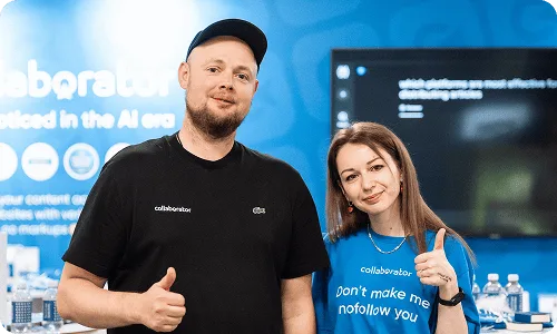Deux membres de l’équipe Collaborator posant ensemble sur le stand du BrightonSEO 2026.