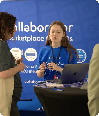 Membre de l’équipe Collaborator échangeant avec un visiteur sur le stand du Croatia SEO Summit.
