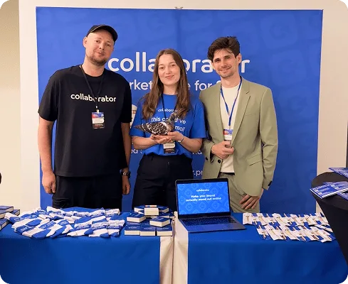Membres de l’équipe Collaborator posant sur le stand du Croatia SEO Summit.
