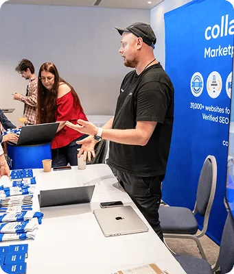 Représentant de Collaborator discutant de SEO avec des participants au Digital Marketing Europe 2026.