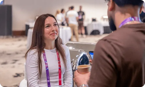 Un participant échangeant avec un représentant de Collaborator au Digital Marketing Europe 2026.