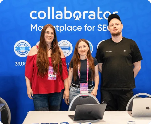 Membres de l’équipe Collaborator posant sur leur stand aux couleurs de la marque lors du Digital Marketing Europe 2026.