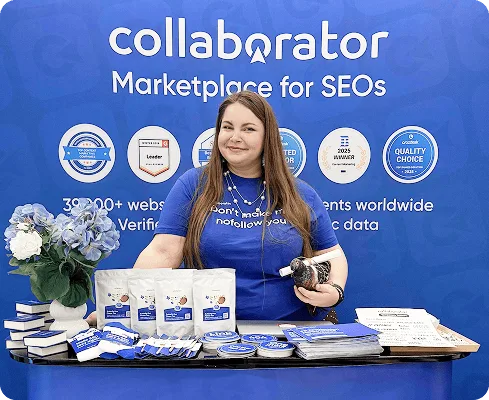 Représentant de Collaborator debout sur le stand aux couleurs de la marque, avec des supports de l’événement, au SERP Conf. Sofia 2026.