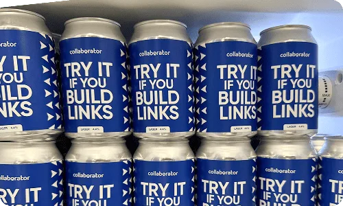 Canettes de bière aux couleurs de Collaborator disposées dans un réfrigérateur au SERP Conf. Sofia 2026.
