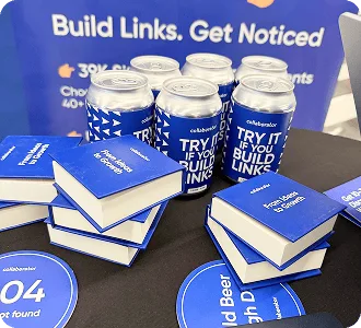 Canettes de bière et livres Collaborator présentés au SERP Conf. Sofia 2026.