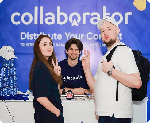 Trois membres de l’équipe Collaborator posant sur le stand de l’entreprise lors du SEO Mastery Summit 2025.